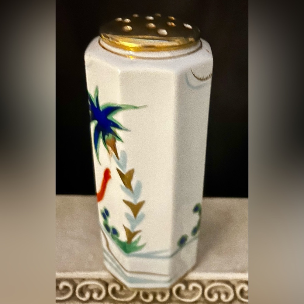 Japanese, hand painted cheese / spice shaker. 5.25” - Picture 4 of 9